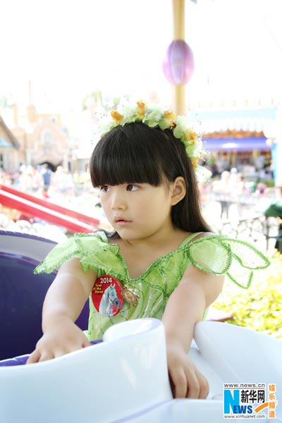 Wang Shiling visits Disney World with parents