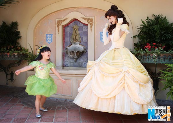 Wang Shiling visits Disney World with parents