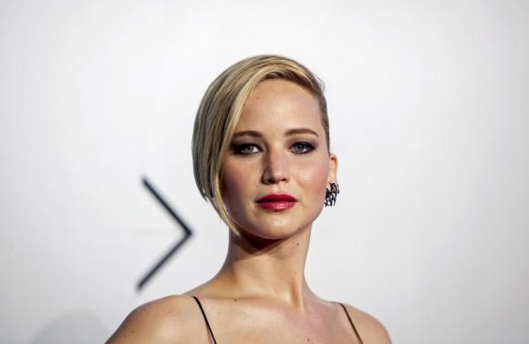Jennifer Lawrence contacts authorities after nude photos hacked