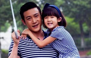 Bao Lei poses with daughter for photo shooting