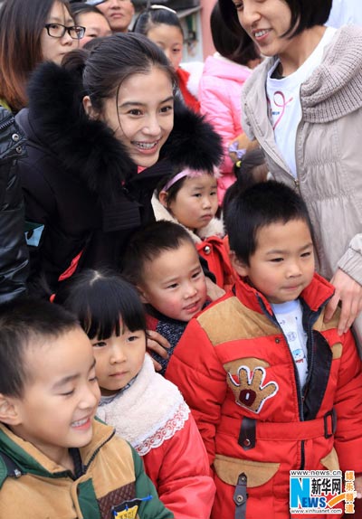 Angelababy visits children in Sichuan
