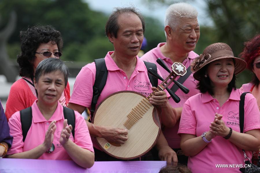 Fans mark death anniversary of Teresa Teng in Taiwan