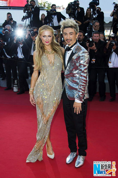 Paris Hilton flouts no selfie rule at Cannes