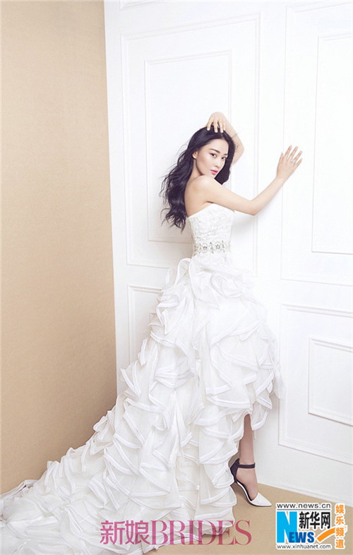 Elegant Zhang Xinyu poses for BRIDES magazine