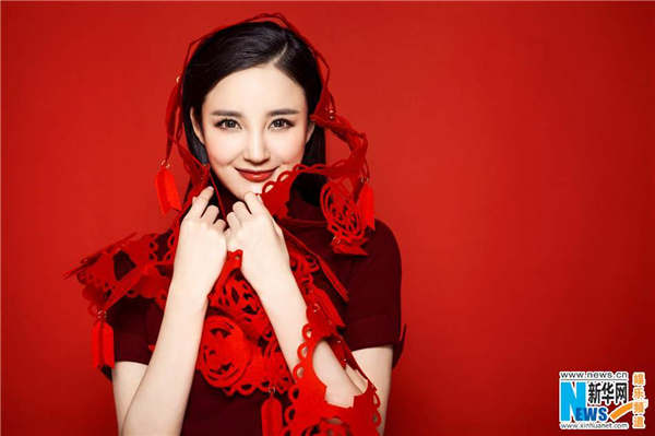 Liu Yuxin releases fashion shots to express New Year wishes