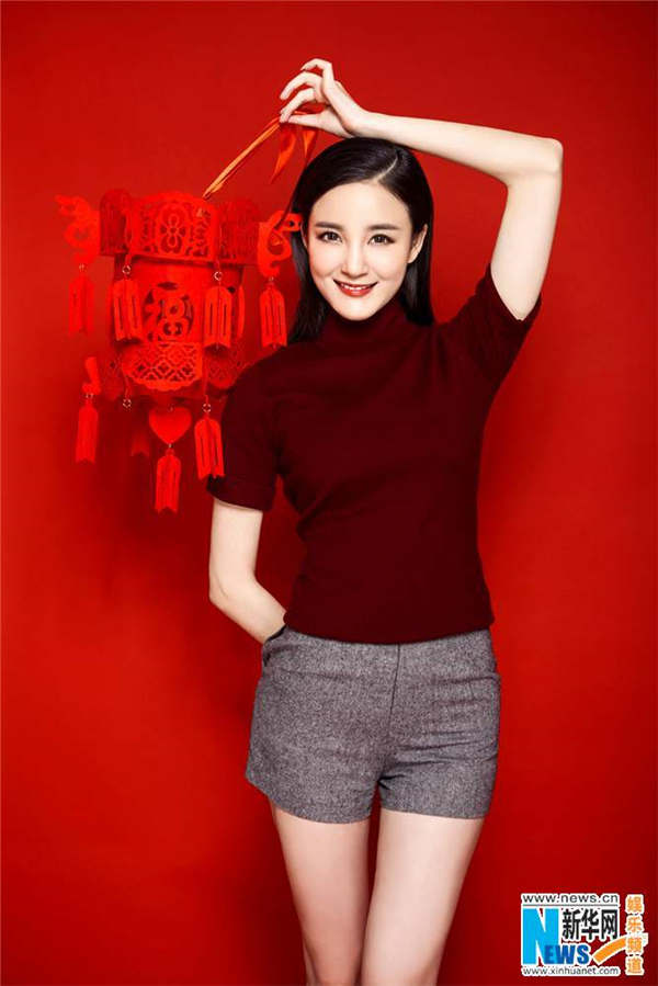 Liu Yuxin releases fashion shots to express New Year wishes