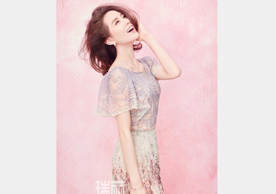 Newlywed Liu Shishi poses for photos