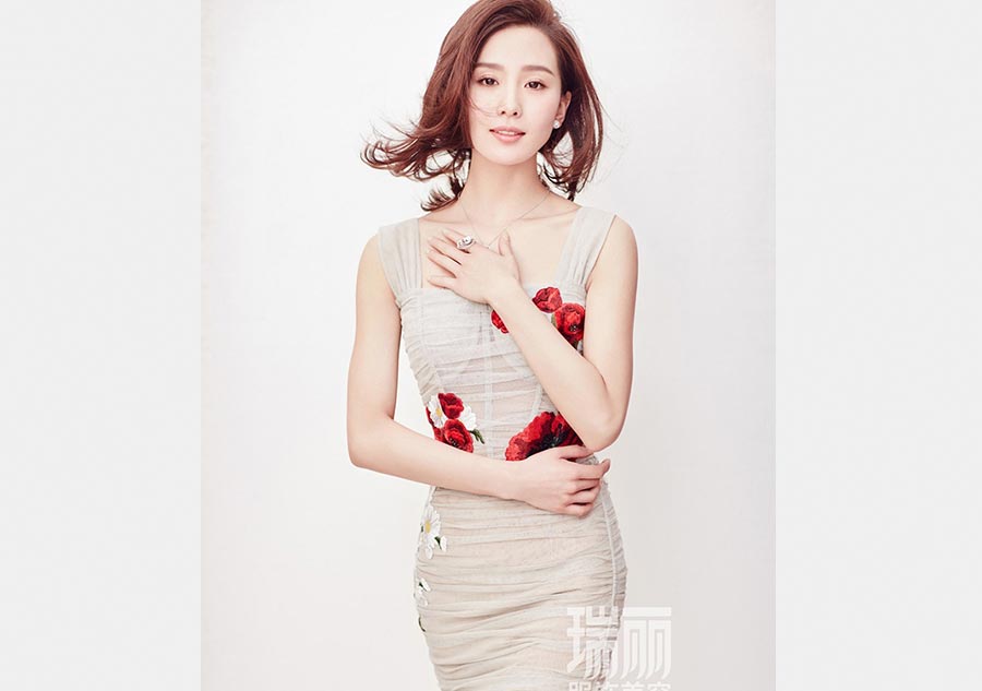 Newlywed Liu Shishi poses for photos