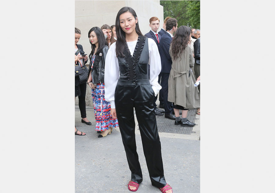 Chinese super model attends Paris Fashion Week