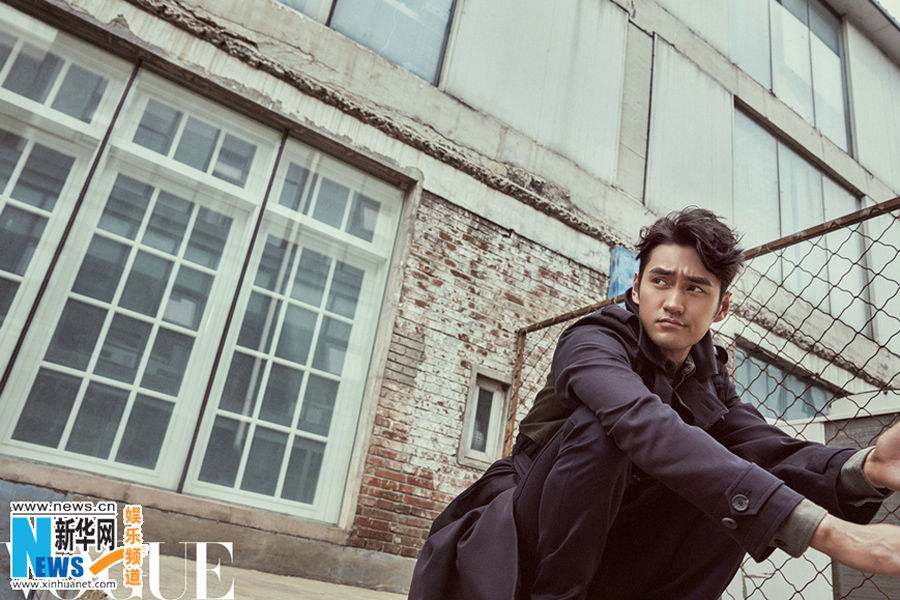 Actor Yuan Hong poses for fashion shots