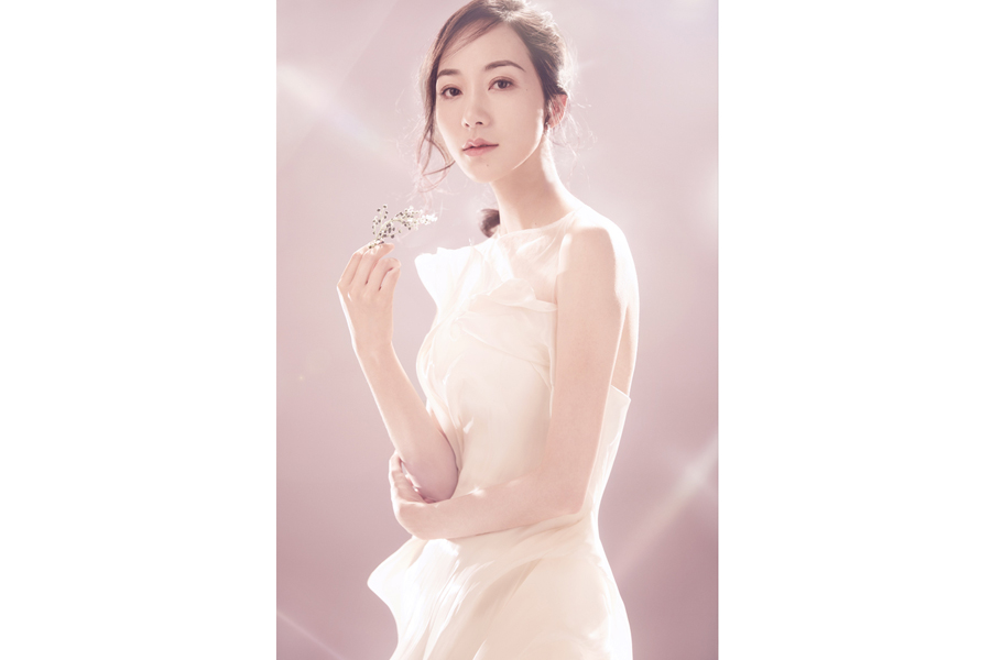 Actress Han Xue releases fashion photos