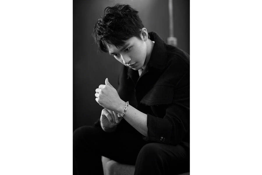 Actor Xu Weizhou releases fashion photos