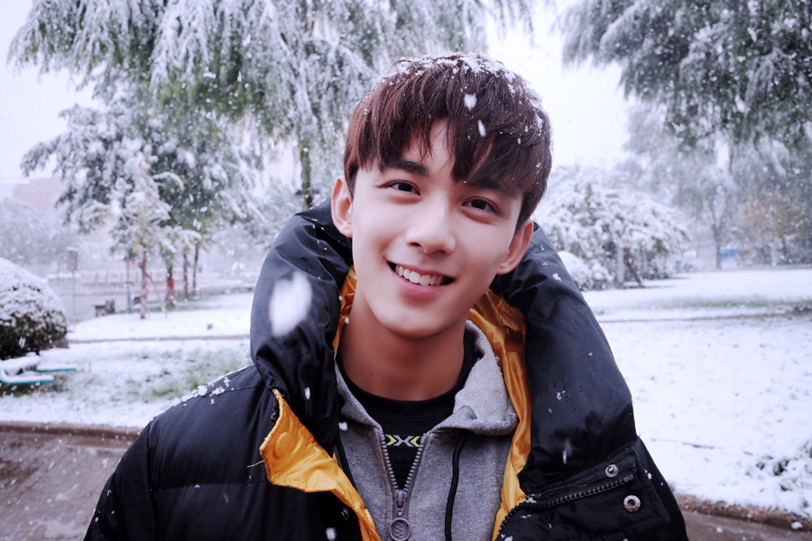 Teen actor Wu Lei spotted in snowy scenery