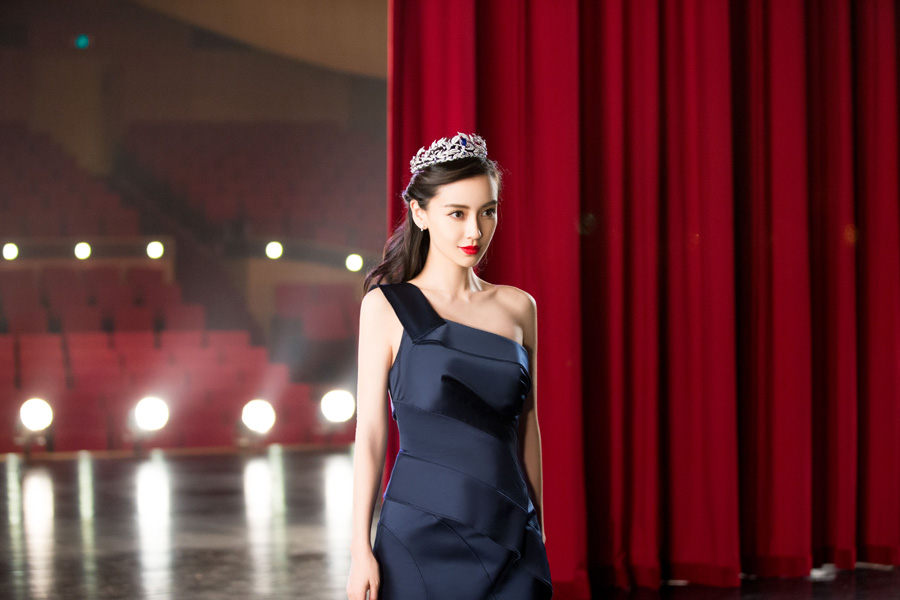 Fashion queen Angelababy releases fashion photos
