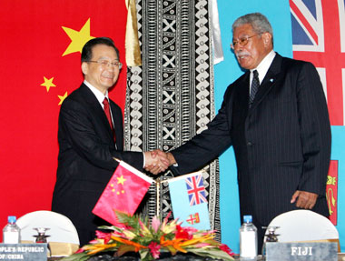Fijian Prime Minister Laisenia Qarase (R) shakes hands with Chinese Premier Wen Jiabao after a signing ceremony in Nadi, Fiji April 4, 2006 for bilateral agreements between the two countries. Wen is on a two-day trip to the South Pacific nation where he will meet local leaders and speak at the China-Pacific Island Countries Economic Development and Cooperation Forum. He will then travel to New Zealand and Cambodia. 