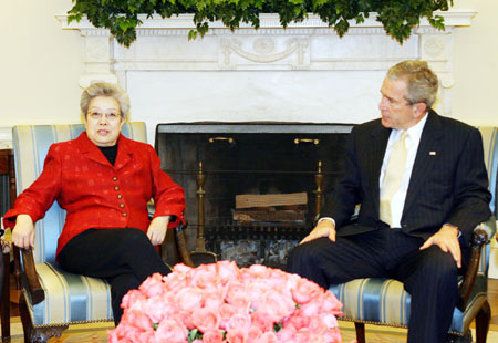 US President George W. Bush (R) meets with visiting Chinese Vice Premier Wu Yi in the White House in Washington on April 12, 2006. Wu heads a high-profile delegation to the US and co-chaired a meeting of China-US Joint Commission on Commerce and Trade. [Xinhua] 