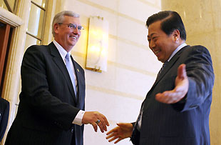 U.S. Environmental Protection Agency administrator Stephen Johnson (L) is welcomed by China's State Environment Protection Bureau Minister Zhou Shengxian at a meeting in Beijing April 10, 2006. 