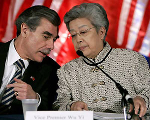 US Secretary of Commerce Carlos Gutierrez ( L ) and Chinese Vice Premier Wu Yi attend a news conference following the annual meeting of the US-China Joint Comission on Commerce and Trade in Washington on April 11, 2006.