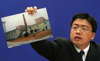 Zhang Xu, a senior official from the Liaoning Thrombosis Treatment Centre of Integrated Chinese and Western Medicine, holds up a photo at a press conference in Beijing yesterday that he says proves claims of organ harvesting at the hospital by the Falun Gong cannot be true. (Reuters) 