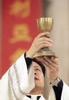 A Catholic priest celebrates mass at the government-sanctioned South Cathedral in Beijing in this April 16, 2006 file photo. 