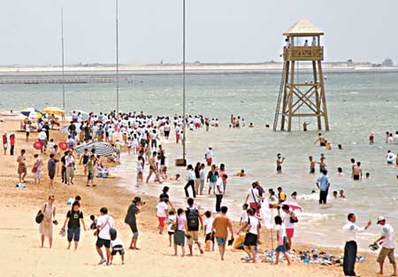 The Jingsha Blue Sea Resort in Shanghai's Fengxian District is the largest man-made beach in China. 