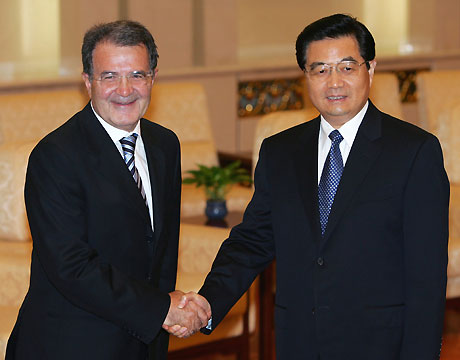 Italy's Prime Minister Romano Prodi (L) shakes hands with Chinese President Hu Jintao before their talks at the Great Hall of the People in Beijing September 18, 2006.