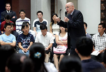 US Treasury Secretary Henry Paulson speaks to students and teachers at Tsinghua University September 21, 2006. He held a discussion panel with the students on China-Amerian relations. Pauson is in Beijing as part of his four-day visit to China.