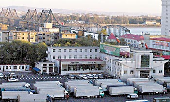 Vehicles wait to be checked at the China-DPRK border in Dandong yesterday. 