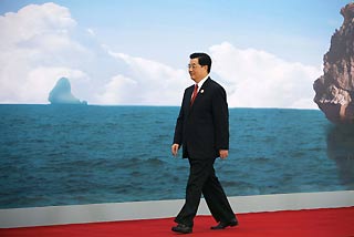 China's President Hu Jintao arrives at the National Convention Centre for the Asia-Pacific Economic Cooperation (APEC) Summit in Hanoi November 18, 2006.