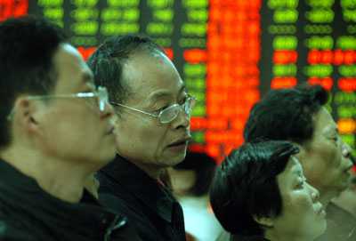 Investors look at stock information at a securities company in Shanghai February 27, 2007. [newsphoto]