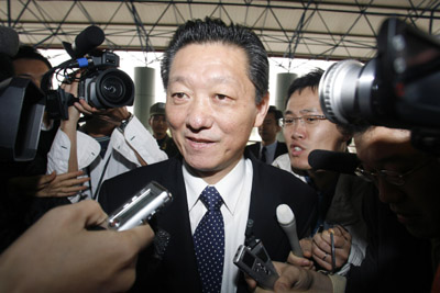 Korea's chief negotiator for the North Korea-Japan talks Song Il-ho (C) is surrounded by media as he arrives for departure at the Noi Bai airport in Hanoi March 9, 2007.