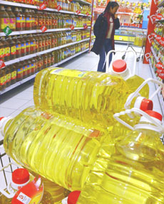 A consumer shops at a super market in Shanghai January 10, 2007. Inflation in China might reach a two-year high in February, according to a poll of 21 economists by Bloomberg News, increasing the pressure on the central bank to raise interest rate. [newsphoto]