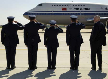 U.S. Treasury Secretary Henry Paulson (R) waits with a U.S. Air Force welcoming committee for China's Vice Premier Wu Yi upon her aircraft's arrival at Andrews Air Force Base near Washington, May 21, 2007. 