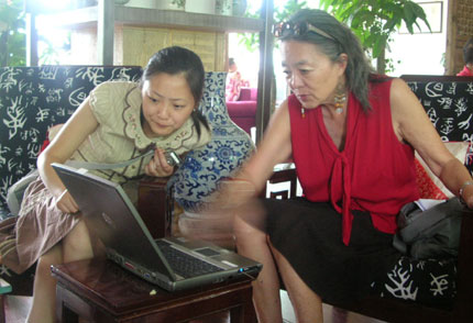 Tang Yungmei (right) with He Jie, one of his friends in Chengdu