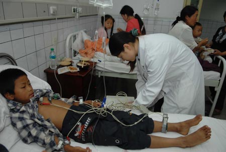 Primary students receive treatment after possible poisoning by an unidentified gas at a hospital in Yingjing County, Ya'an City, Southwest China's Sichuan Province, June 21, 2007. 197 students were sent to hospitals for checkups, and 21 showed signs of poisoning. The rest 176 students were also hospitalized for further observation, Xinhua news agency said.[Xinhua]