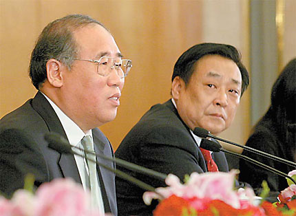 Xie Zhenhua (L), vice-minister fo the National Development and Reform Commission and SEPA vice-minister Zhang Lijun at a press conference in Beijing, March 11, 2008. [China Daily]