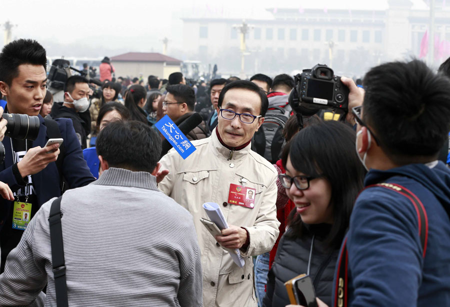 CPPCC members mobbed by media at opening session