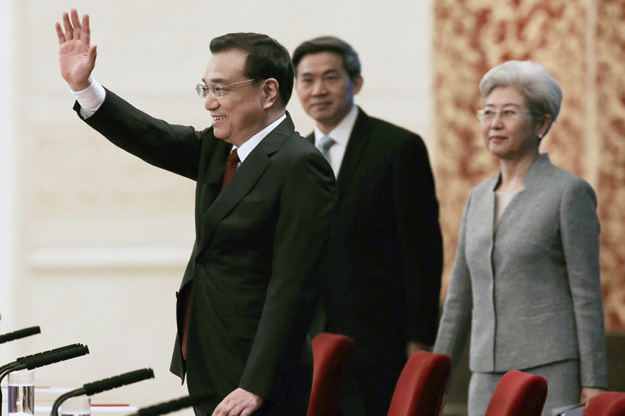 In photos: Premier Li Keqiang meets press