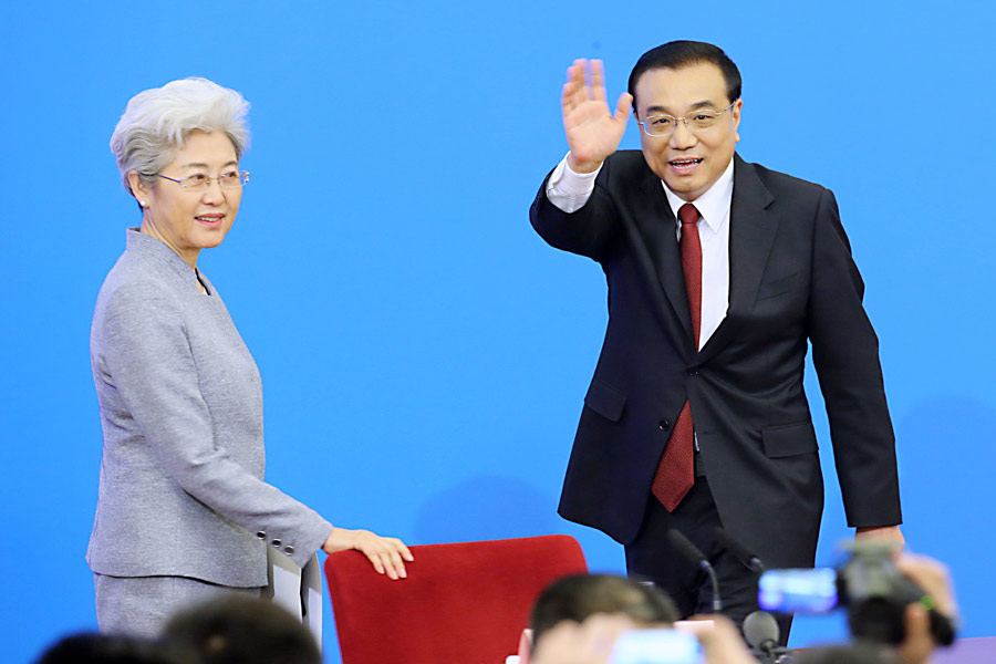 Premier Li Keqiang meets press