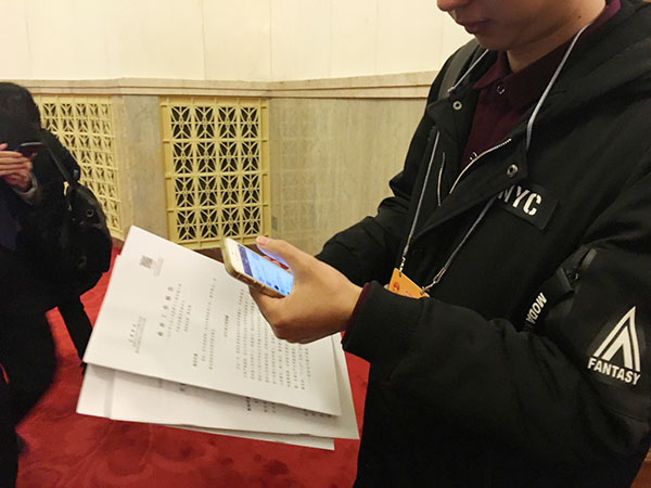 Scan to read: China's Government Work Report becomes mobile friendly