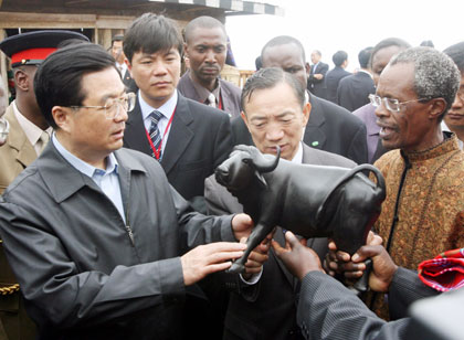 President ends African tour by drumming for dancers