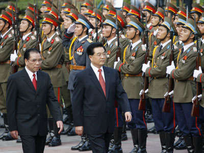 President Hu in Hanoi for APEC summit