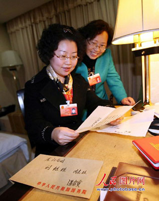 Premier, students exchange letters