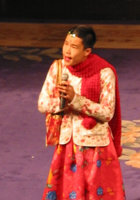 Chinese Errenzhuan wise-cracks bring down the house