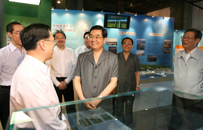Hu visits exhibition on HK's achievement in 10 years