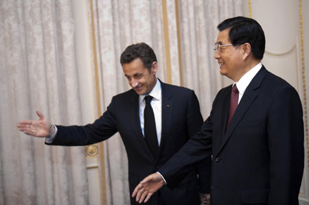 Chinese, French presidents meet in London