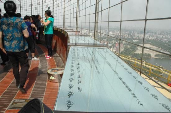 Foreign volunteers show you around China's Central TV Tower