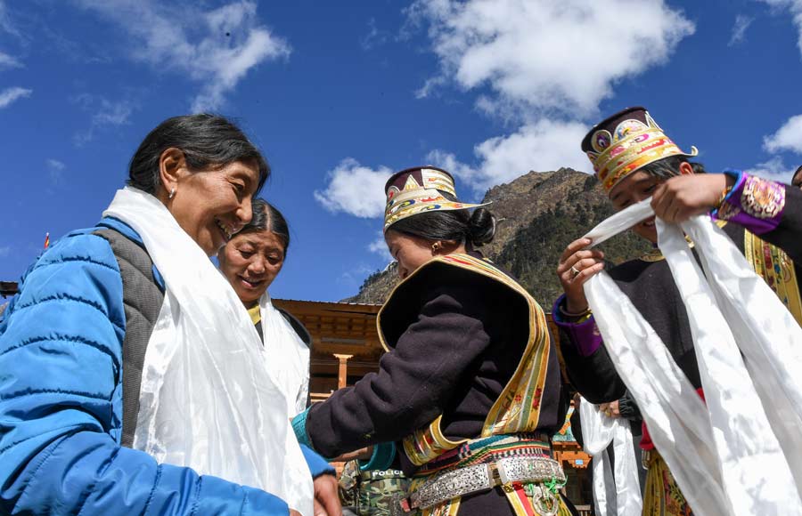 Xi praises Tibet sisters for strengthening border