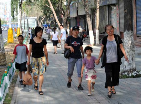 Traffic curfew lifted, tension remains in Urumqi