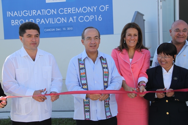 Calderon attends China Pavilion opening ceremony